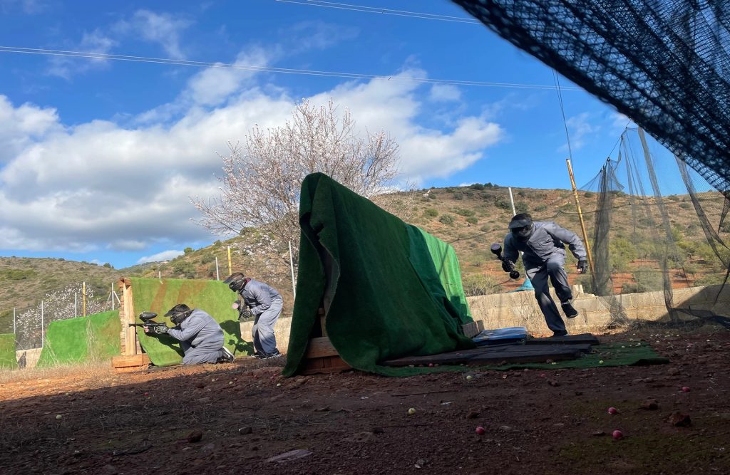 Lasertag móvil en Almenara. Jugador de paintball corriendo hacia una cobertura.