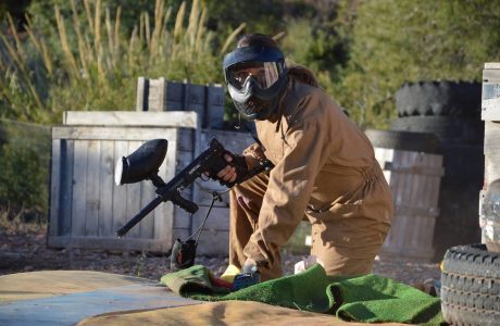 Lasertag móvil en Chilches. Jugador de paintball agachado.