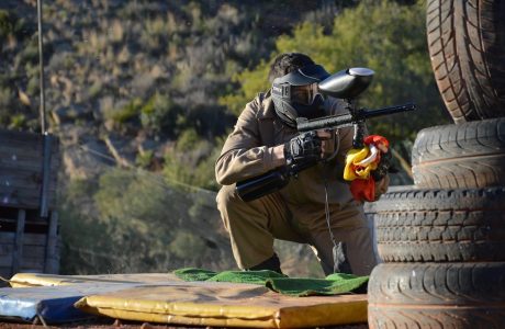 Lasertag móvil en La Llosa. Jugador de paintball apuntando agachado.