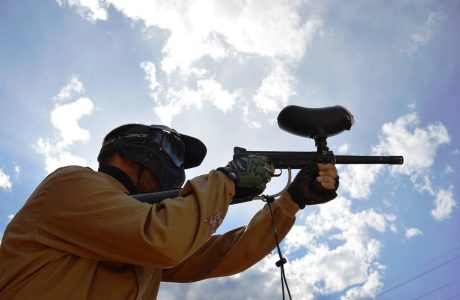 Lasertag móvil en La Llosa. Vista desde abajo de jugador de paintball.
