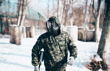 Paintball la Vall Lasertag, paintball en exteriores cerca de Vall de Uxó. Jugador de paintball con uniforme militar andando.